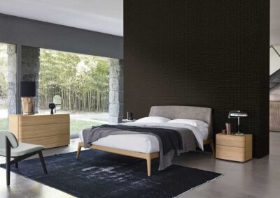 Lit double en bois - confortable - structure fine - personnalisable - tête de lit en tissu - tendance