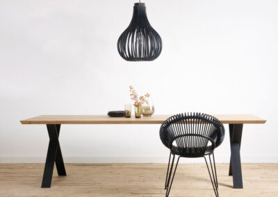 Table bois massif - existe en plusieurs format - légère - piètement mixte - tendance - moderne - pied acier noir