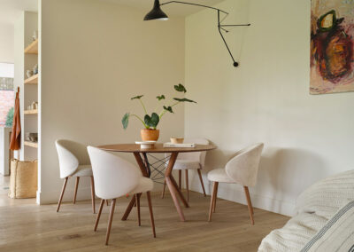 Table bois massif - existe en plusieurs format - légère - piètement mixte - tendance - moderne