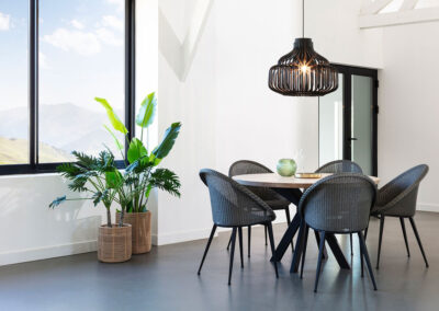 Table bois massif - existe en plusieurs format - légère - piètement mixte - tendance - moderne - pied acier noir