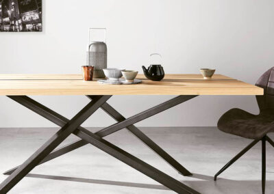 table plateau bois et pied en acier noir - table à la carte avec différent pied possible - tendance - moderne