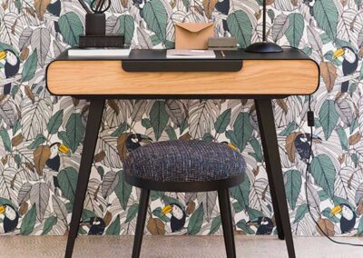 Bureaux en métal et en bois, peu encombrant et peut servir également de console