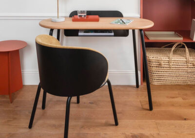 Bureaux en métal et en bois, peu encombrant et peut servir également de console