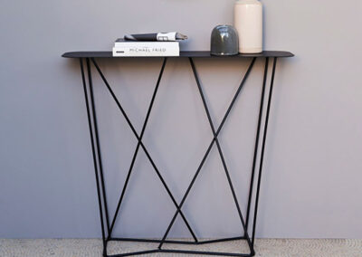 Console en métal noir - peut encombrant - léger - design et pratique